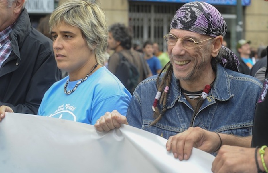 El Drogas eta Eba Ferreira, pankartan. (Luis JAUREGIALTZO/ARGAZKI PRESS)