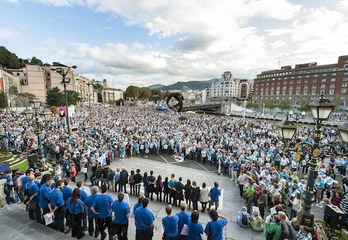 Aspecto de la movilización desde las escaleras del Ayuntamiento de Bilbo (Jon HERNAEZ / ARGAZKI PRESS)