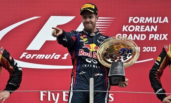 Vettel celebra en el podio su octavo triunfo de la temporada. (Prakash SINGH / AFP PHOTO) 