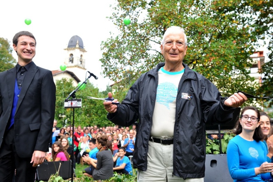Emeterio Zaldibia ha sido el encargado de cortar la cinta. Emeterio Zaldibia ha sido el encargado de cortar la cinta.