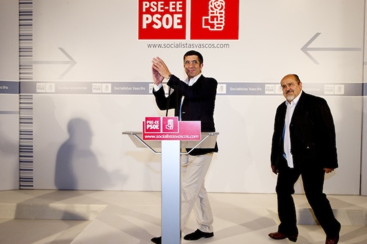 Patxi López y Txarli Prieto acceden al estrado. (Raúl BOGAJO / ARGAZKI PRESS)