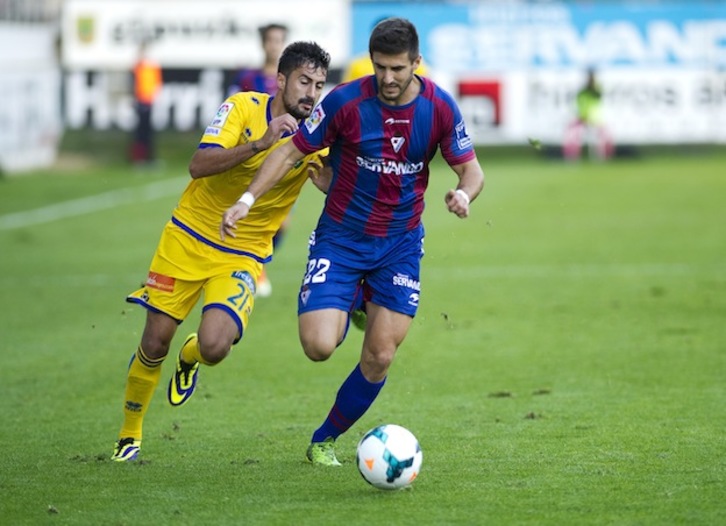 Raúl Navas trata de escapar de un jugador del Alcorcón. (Juan Carlos RUIZ / ARGAZKI PRESS)