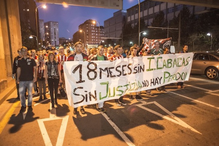 La manifestación ha tenido lugar antes del partido del Athletic. (Jon HERNAEZ / ARGAZKI PRESS)