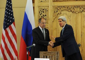 John Kerry, a la derecha, con su homólogo ruso, Sergei Lavrov. (Sonny TUMBELAKA/AFP)