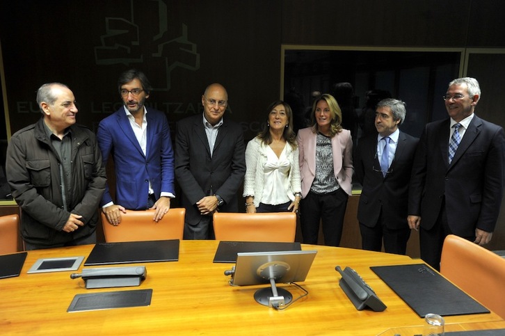 Las delegaciones de PNV, PSE y PP, durante la reunión que mantuvieron el 13 de diciembre. (Juanan RUIZ/ARGAZKI PRESS) 