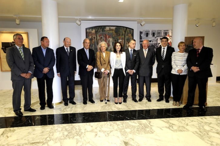 Aintzane Agirre, hija de José Antonio Agirre, en el centro, junto a parlamentarios y exlehendakaris. (Juanan RUIZ/ARGAZKI PRESS)