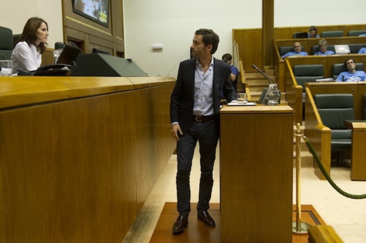 Borja Sémper se dirige a la presidenta del Parlamento, Bakartxo Tejeria. (Raul BOGAJO/ARGAZKI PRESS)