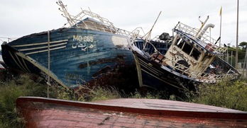 Barcas utilizadas por inmigrantes en un desguace en el puerto de Lampedusa. (ROBERTO SALOMONE 