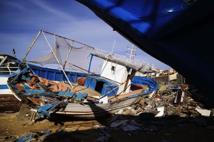 Barcos destrozados utilizados por migrantes para llegar a Lampedusa en un vertedero de la isla. (Roberto SALOMONE/AFP PHOTO)