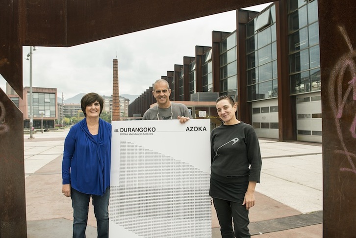 Nerea Mujika, Txelu Angoitia eta Itziar Okariz, kartelarekin. (Jon HERNAEZ/ARGAZKI PRESS)