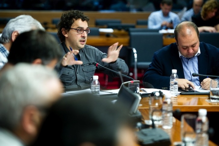 Intervención de Txema Mauleón, parlamentario de Izquierda-Ezkerra (I-E). (Iñigo URIZ / AFP PHOTO)