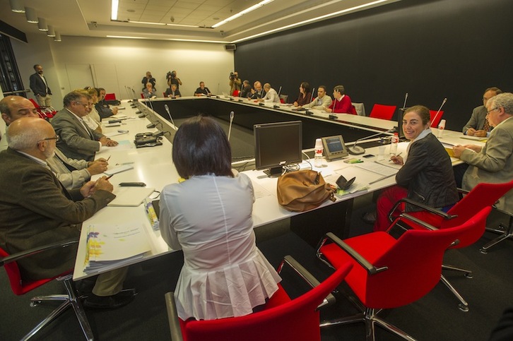 Cristina Uriartek eta hezkuntza eragileek Gasteizen izan duten bilkura. (Juanan RUIZ/ARGAZKI PRESS)