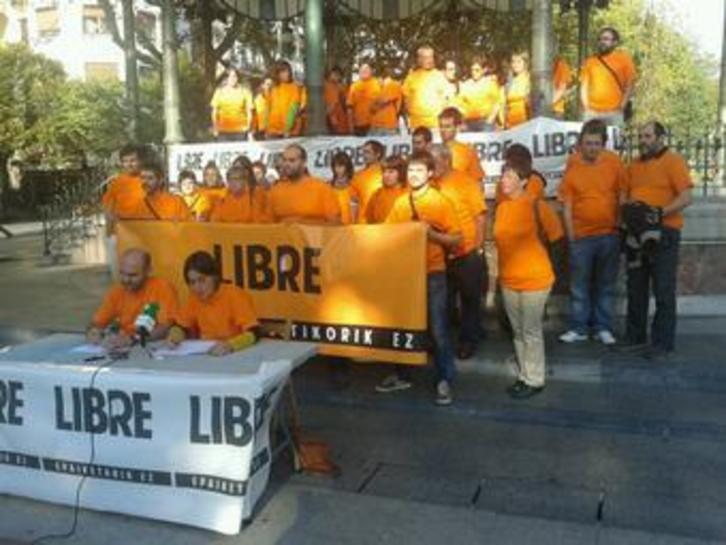 Epaiketa ezberdinetan prozesatuta dauden donostiarren prentsaurrekoa, Bulebarrean. (@AIMAR_ETXE)