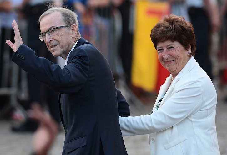 Wilfried Martens, en julio, con su esposa, Miet Smet. (David STOCKMAN/AFP)
