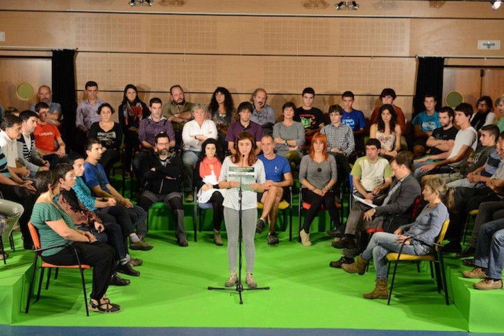 EH Bildu eta hezkuntza alorreko hainbat eragileren agerraldia. (Jon HERNAEZ/ARGAZKI PRESS)