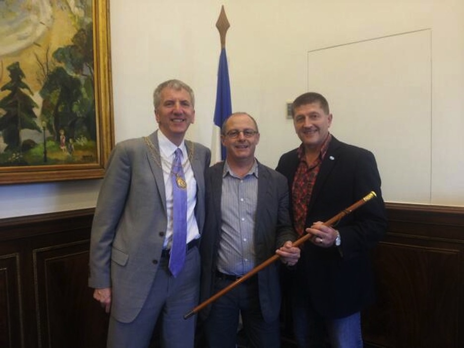 El alcalde de Belfast, Máirtin Ó Muilleor, y el concejal Mac Giolla.