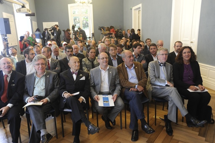 Los alcaldes e invitados, en la inauguración de la conferencia. (ARGAZKI PRESS)