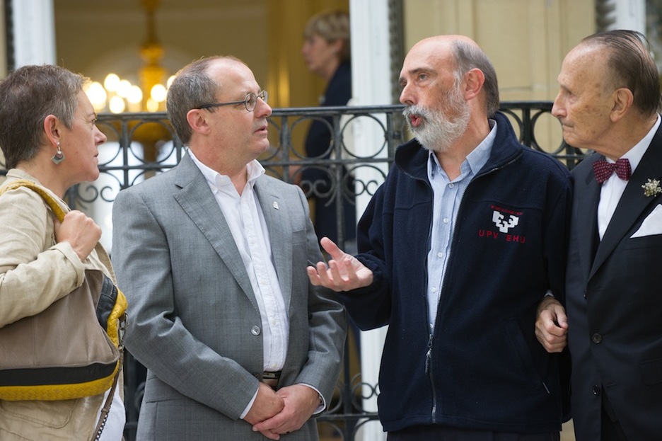 Mertxe Aizpurua, alcaldesa de Usurbil y presidenta de Udalbiltza; y el forense Paco Etxeberria. (Andoni CANELLADA / ARGAZKI PRESS)