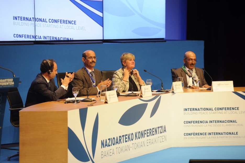 Los representantes de Palestina, Sahara y Kurdistán, Abdallah Saleh, Salek Baba y Osman Baydemir. (Jon URBE/ARGAZKI PRESS)