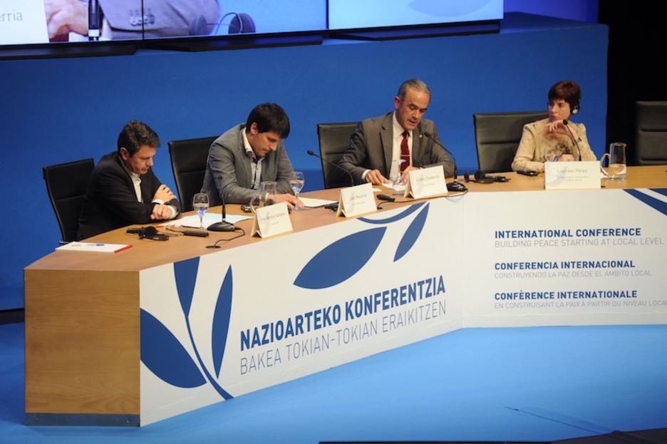 José Antonio Santano (PSE), Julen Mendoza (Bildu) y Alfredo Etxeberria (PNV), durante una de las conferencias. (Jon URBE/ARGAZKI PRESS)