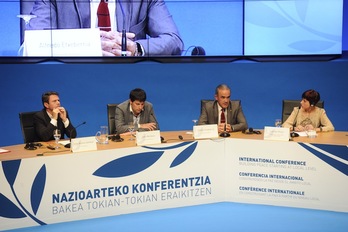 Santano, Mendoza y Etxeberria durante la conferencia que ha tenido lugar en Donostia. (Jon URBE/ARGAZKI PRESS)
