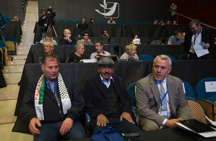 David Bieter, a la derecha, antes de comenzar su intervención. (Andoni CANELLADA/ARGAZKI PRESS)