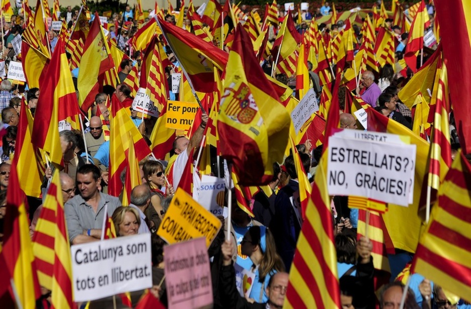 Bandera espainiarrak eta senyerak, Bartzelonako kaleetan. (Josep LAGO/AFP)