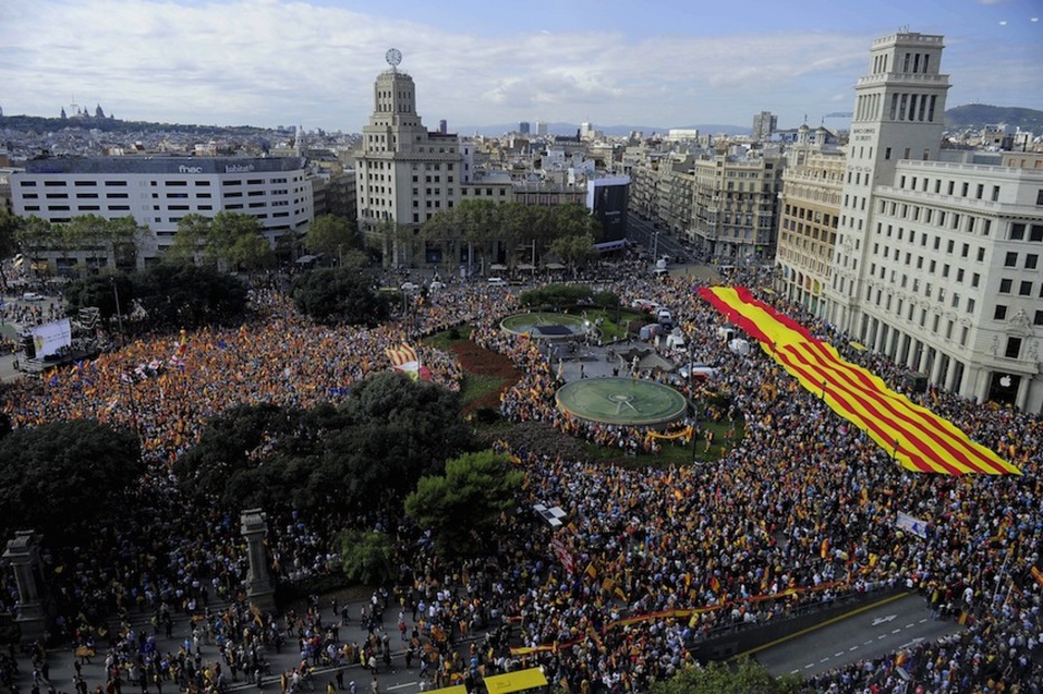 Manifestazioaren irudi panoramikoa, bandera espainiar eta senyera erraldoi birekin. (Josep LAGO/AFP)