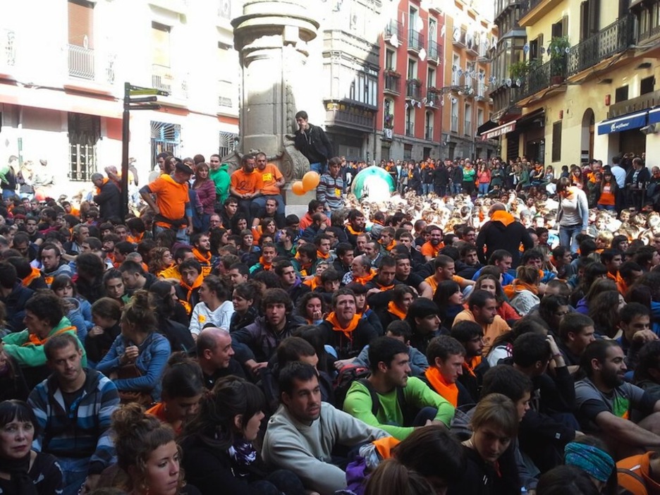 Luis Goñi, kamiseta berdearekin, ehunka lagunek babestuta. (@zalduariz)