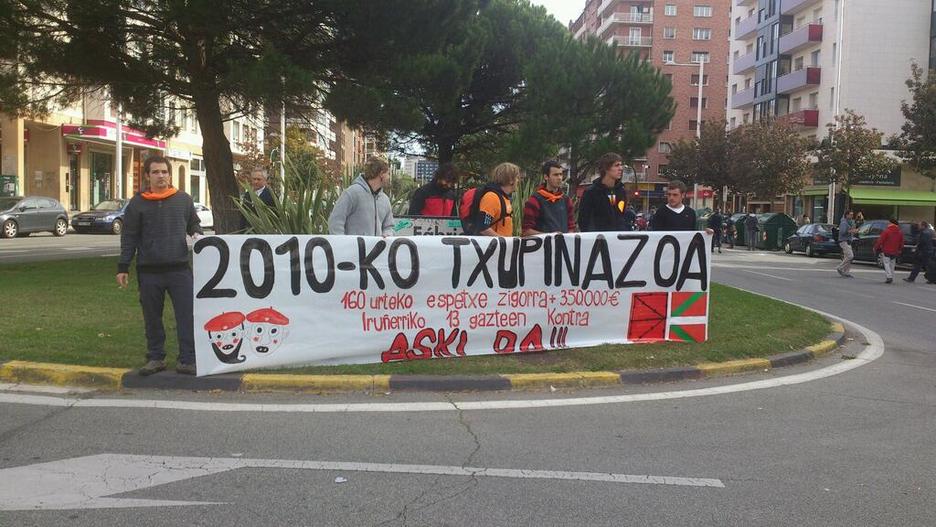 Los imputados por el chupinazo de 2010 no han faltado a la marcha. (@gara_martxediaz)