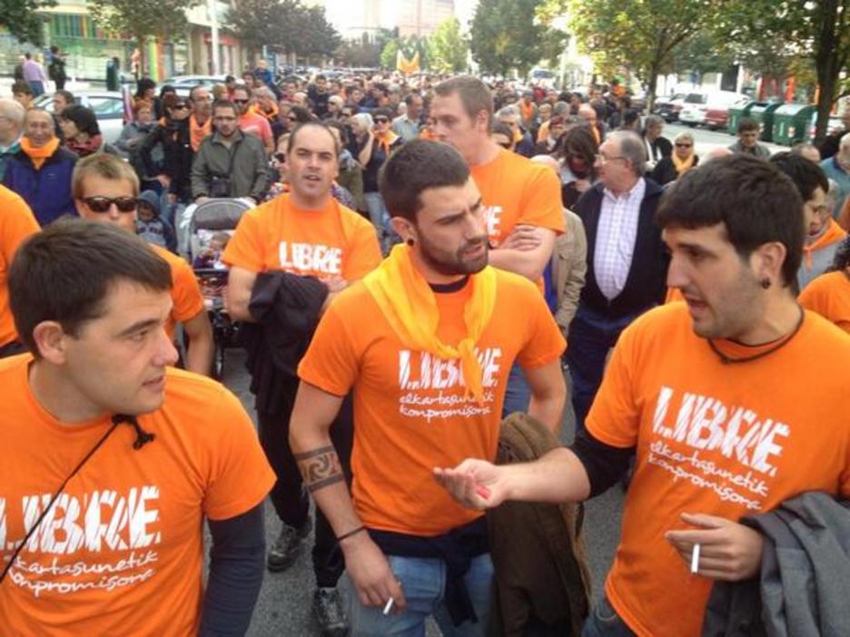 El color naranja ha predominado en la movilización. (@iontelleria)