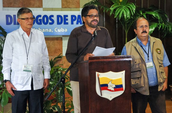 Rodrigo Granda, a la izquierda, junto a Iván Marquez, jefe negociador de las FARC. (Adalberto ROQUE / AFP