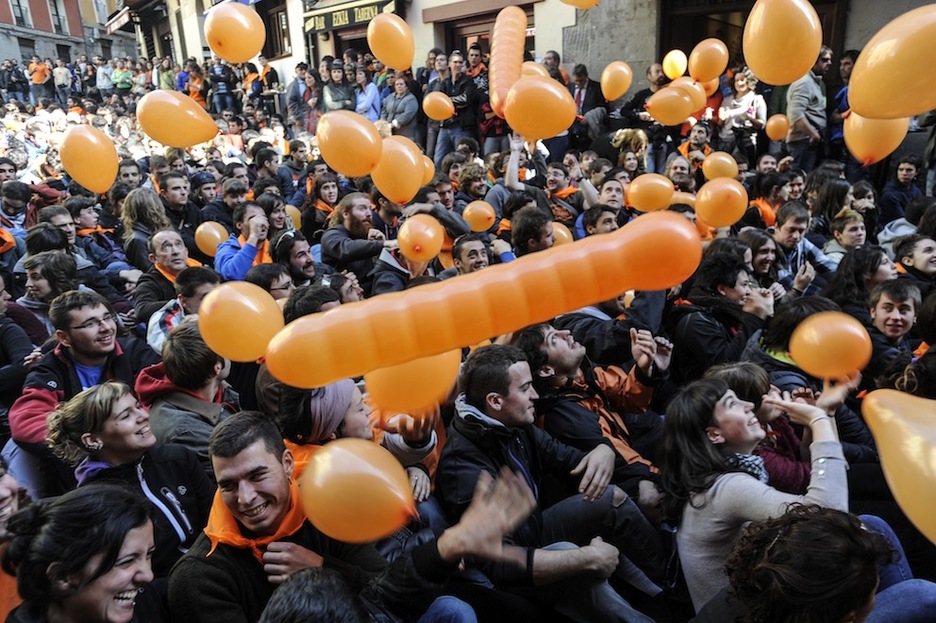Globo laranjak haizatu dituzte herri harresian. (Jagoba MANTEROLA/ARGAZKI PRESS)