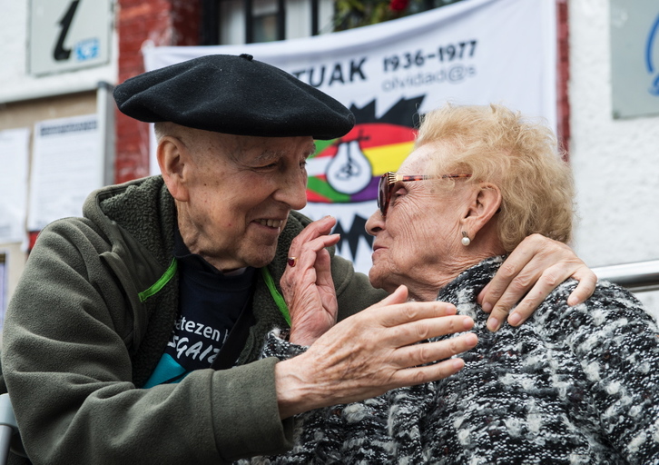 Periko Solabarria saluda a una muejr durante el homenaje. (Jon HERNAEZ / ARGAZKI PRESS)