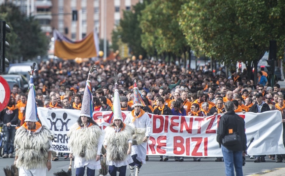 La manifestación ha estado encabezada por un grupo de «joaldunak». (Jagoba MANTEROLA/ARGAZKI PRESS)