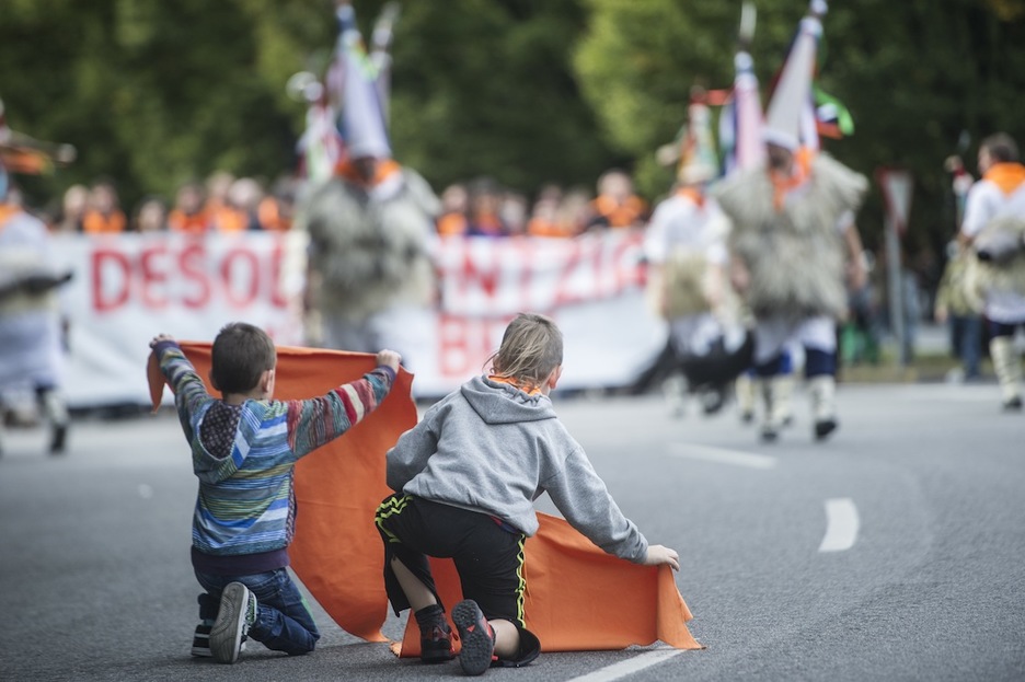 Dos niños con el pañuelo naranja. (Jagoba MANTEROLA/ARGAZKI PRESS)