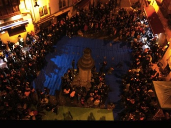 Luis Goñi, con sudadera verde, levanta el puño en la fuente de Nabarreria. (Jagoba MANTEROLA/ARGAZKI PRESS)