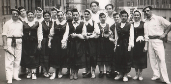  Un grupo de dantzaris en una calle de Nueva York, en 1948. (EUZKO ETXEA OF NEW YORK)