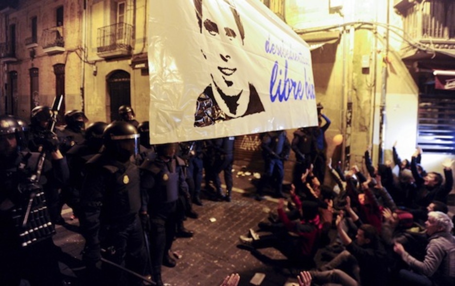 La Policía ha rodeado al completo la plaza Nabarreria. (Jagoba MANTEROLA/ARGAZKI PRESS)