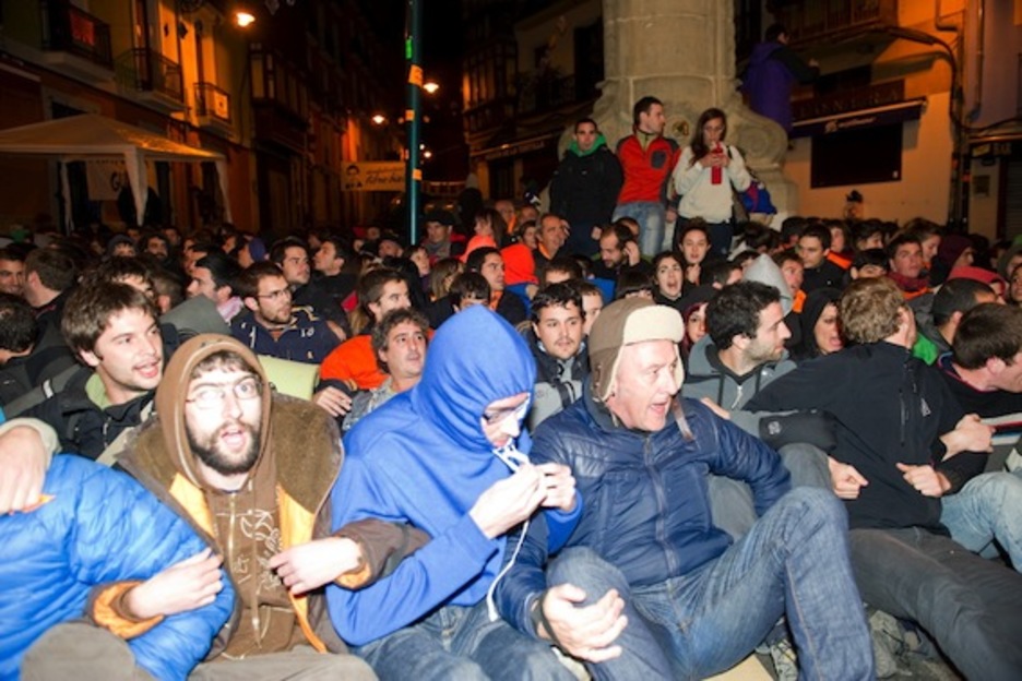 Luis Goñi, en el medio del muro popular. (Jagoba MANTEROLA/ARGAZKI PRESS)