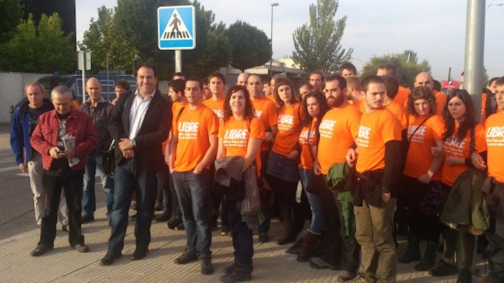 Los jóvenes, en una imagen de archivo tomada en la AN, ataviados con camisetas naranjas y el lema ‘Libre’. (@albertopradilla)