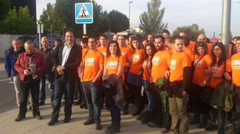 Los jóvenes han llegado a la AN ataviados con camisetas naranjas y el lema ‘Libre’. (@albertopradilla)