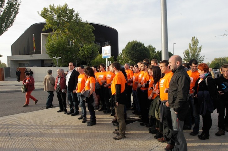 Los jóvenes encausados a las puertas de la AN, ataviados con camisetas naranjas y el lema ‘Libre’. (NAIZ.INFO)