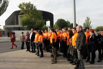 Los jóvenes han llegado a la AN ataviados con camisetas naranjas y el lema ‘Libre’. (NAIZ.INFO)