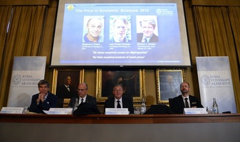 Anuncio de la concesión del Nobel de Economía en la Academia de las Ciencias sueca. (Jonathan NACKSTRAND/AFP) 