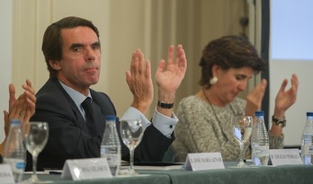 Aznar y San Gil aplauden durante el acto celebrado en Donostia. (Andoni CANELLADA / ARGAZKI PRESS)