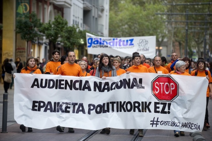 Manifestación celebrada esta tarde en Gasteiz. (Raúl BOGAJO)