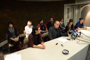 TAT eta Behatokiko abokatuak, Herrirako kideekin batera emandako prentsaurrekoan. (ARGAZKI PRESS)