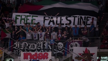 Maccabik 2011n jokatutako partida batean Palestinaren alde eginiko protesta. (Juanan RUIZ/ARGAZKI PRESS)