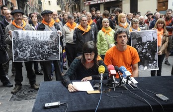 Zigor Olaberria eta Maider Caminos, Nabarreria plazan emandako prentsaurrekoan. (Jagoba MANTEROLA/ARGAZKI PRESS)